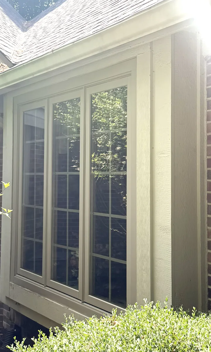 Three-pane bay window after professional cleaning